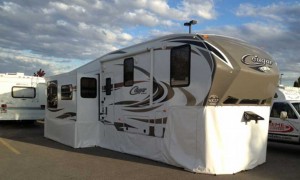 Protective skirting surrounding 5th wheel travel trailer